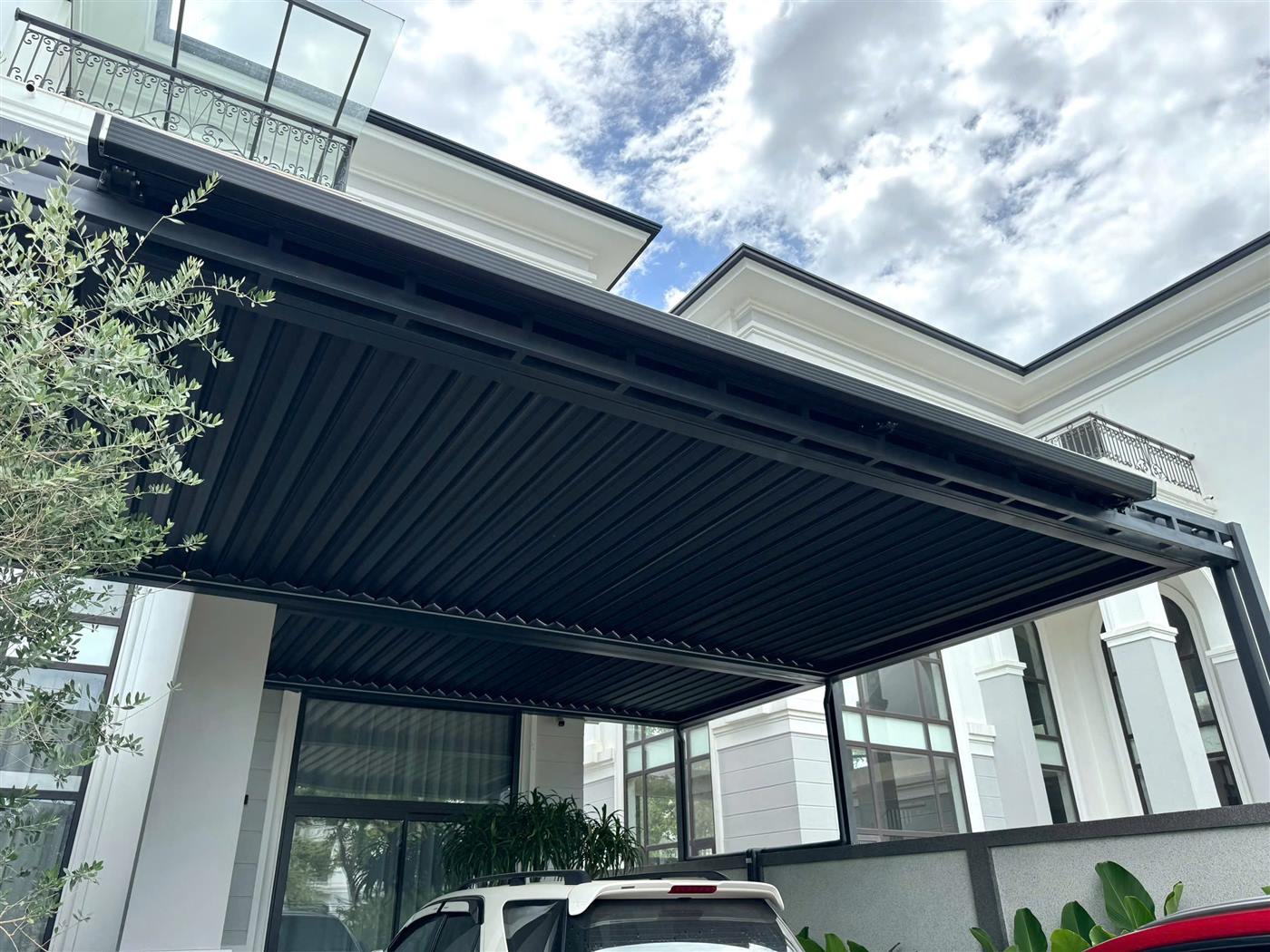 Mái nhôm xếp tự động che garage biệt thự trắng