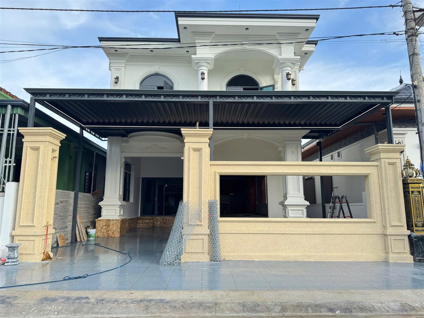 Mái nhôm xếp tự động che hiên và sảnh biệt thự tân cổ điển