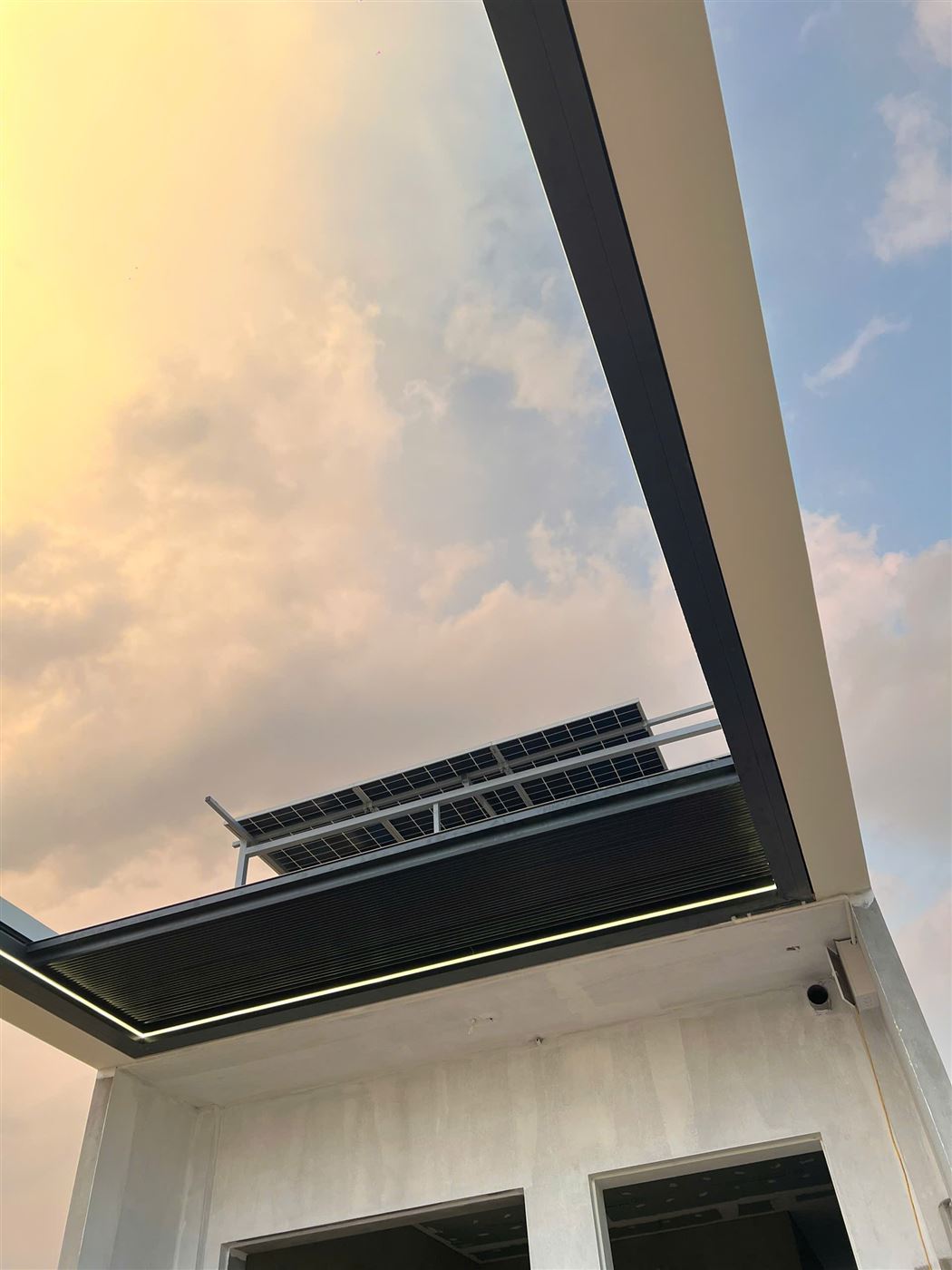 Mái nhôm xếp tự động viền LED lúc hoàng hôn