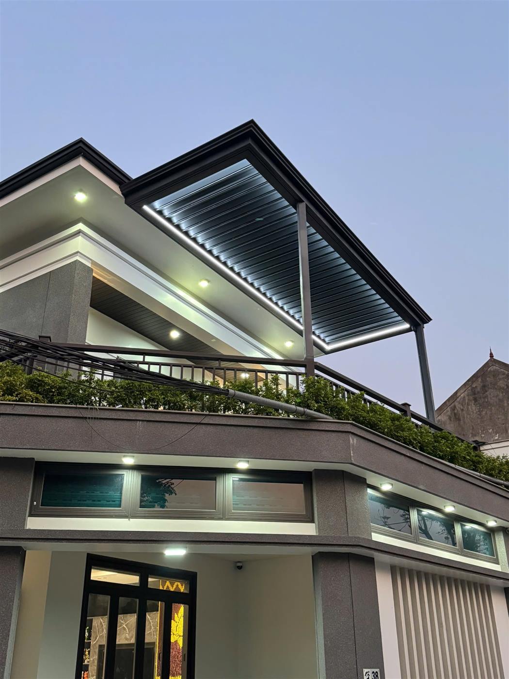 Mái nhôm xếp tự động sân thượng có đèn LED ban đêm