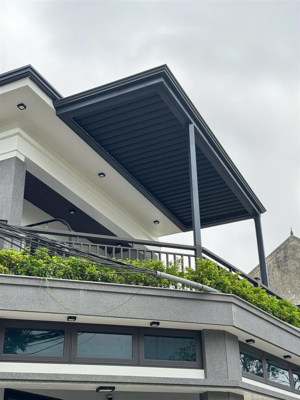 Mái nhôm xếp tự động che sân thượng nhà phố
